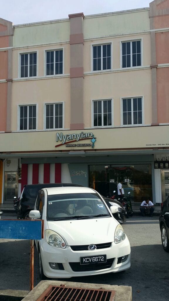 nyanyian karaoke sekeluarga scaled